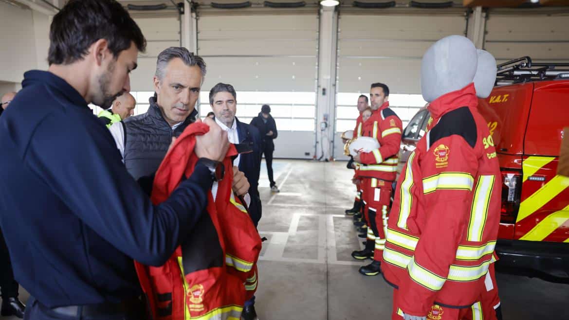 La Comunidad de Madrid Introduce Uniformes Rojos para el Cuerpo de Bomberos Regional