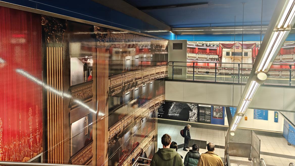 La Comunidad de Madrid Lanza Venta de Productos Oficiales del Teatro Real en Tienda de Metro de Ópera