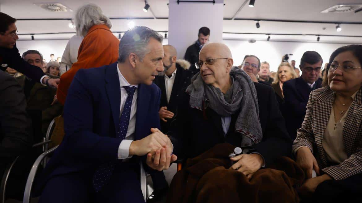 La Comunidad de Madrid homenajea la destacada carrera del periodista taurino Miguel Ángel Moncholi