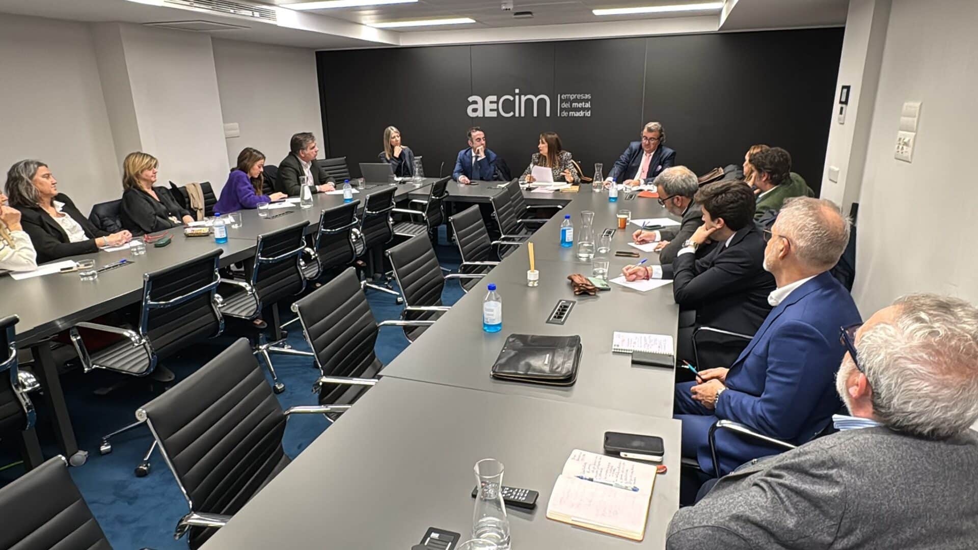 Magistrados y Expertos se Reúnen en Foro de AECIM para Abordar la Reestructuración Empresarial en Tiempos de Crisis