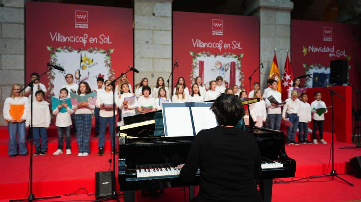 Miles de personas disfrutan de las festividades navideñas en Madrid con notable aumento en visitas al Belén en Sol