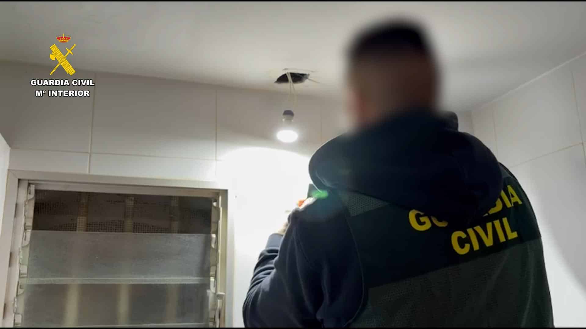 Ministerio del Interior arresta a un individuo por instalar cámaras ocultas en los baños de un bar