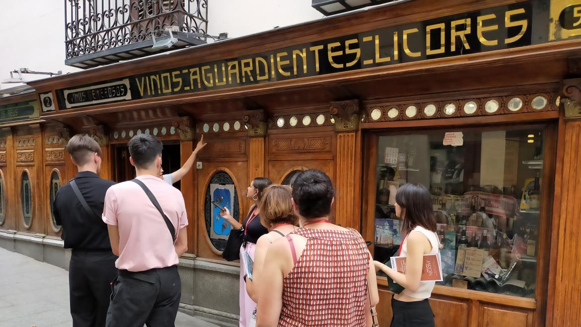 Sabores Históricos: Guía de Recetas y Anécdotas de Tabernas Centenarias en Madrid