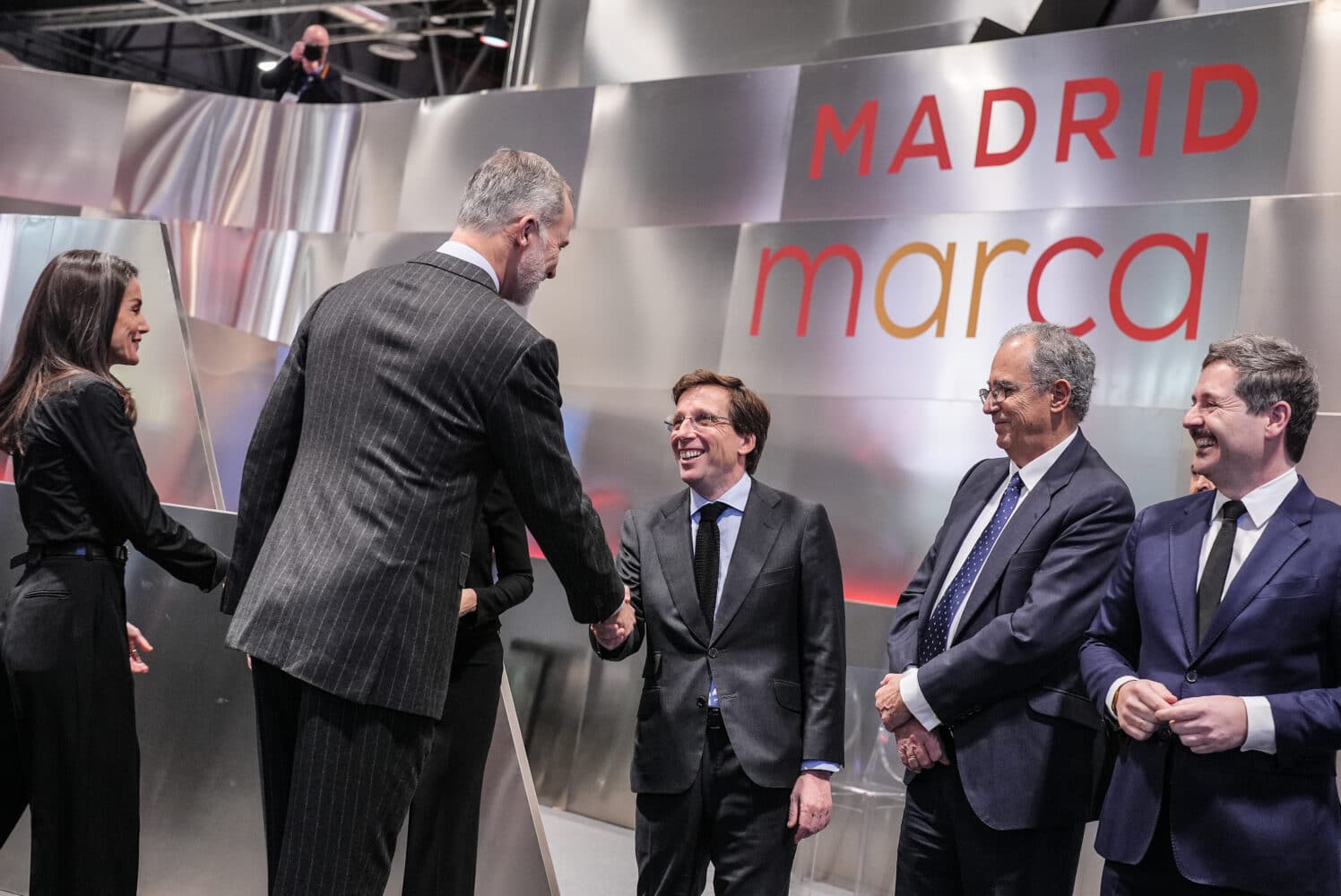 Almeida recibe a los reyes de España en el estand de Madrid en FITUR 2026