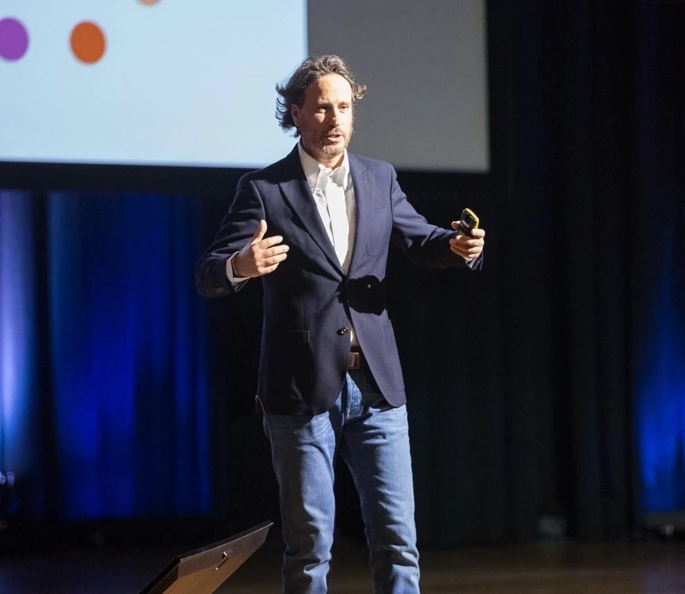 Cione Day Renueva su Estrategia con el Impulso Inspirador de Víctor Küppers