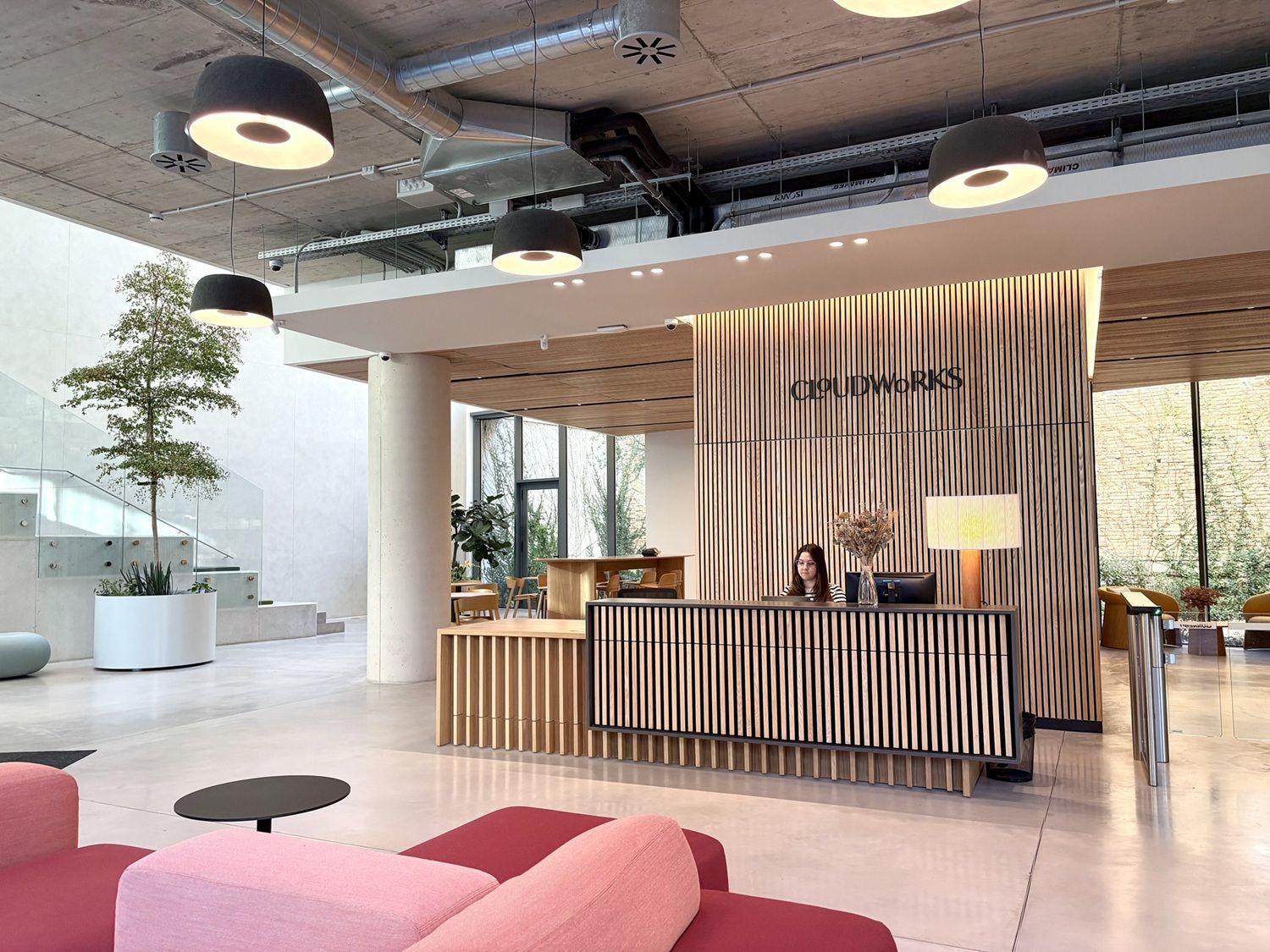 Cloudworks Transforma su Imagen Corporativa para Liderar la Innovación en Espacios Flexibles