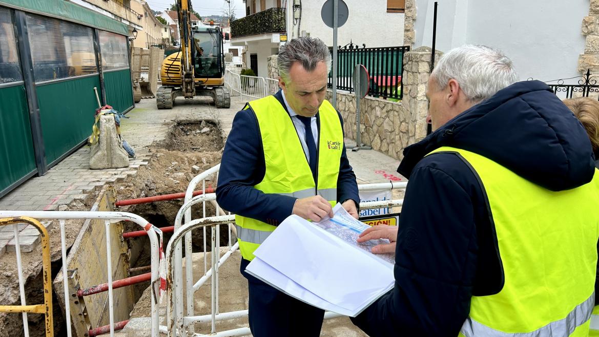 El consejero Carlos Novillo durante la visita al comienzo de las obras