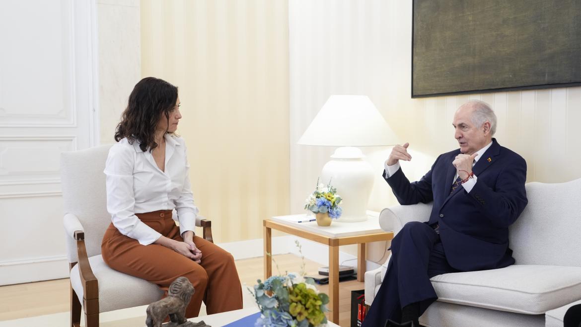Díaz Ayuso da la bienvenida a Antonio Ledezma en la Real Casa de Correos