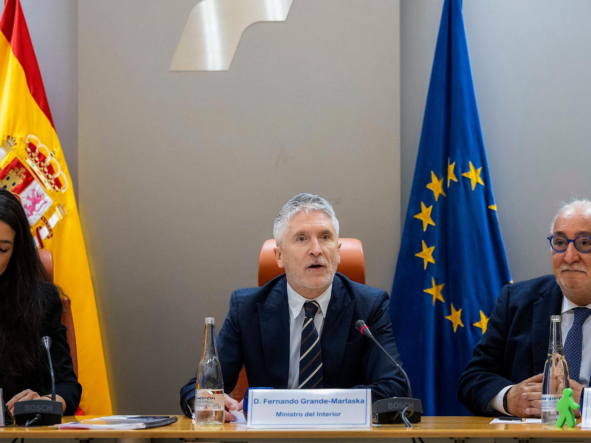 El Ministerio del Interior advierte que el uso del móvil y la impaciencia incrementan los riesgos al cruzar por pasos peatonales