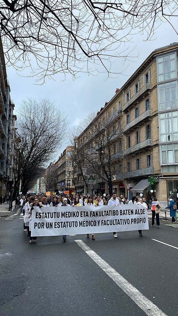 Farmacéuticos Hospitalarios de Gipuzkoa Se Unen a las Huelgas para Reivindicar su Reconocimiento como Personal Facultativo