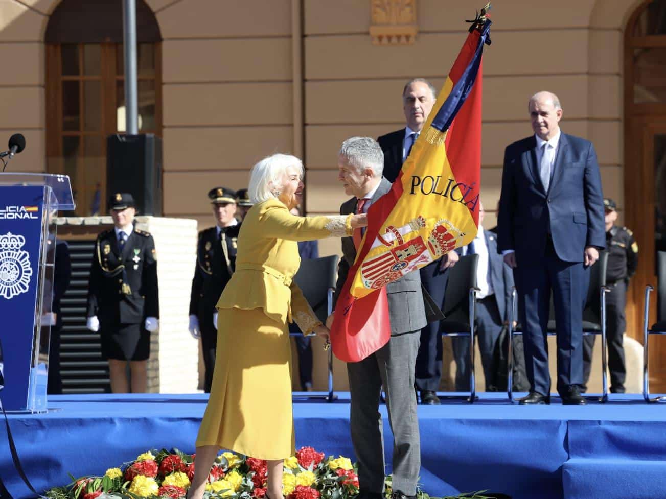 Gran-Marlaska preside la ceremonia de entrega de la bandera de España a la Jefatura Superior de Policía de la Comunitat Valenciana