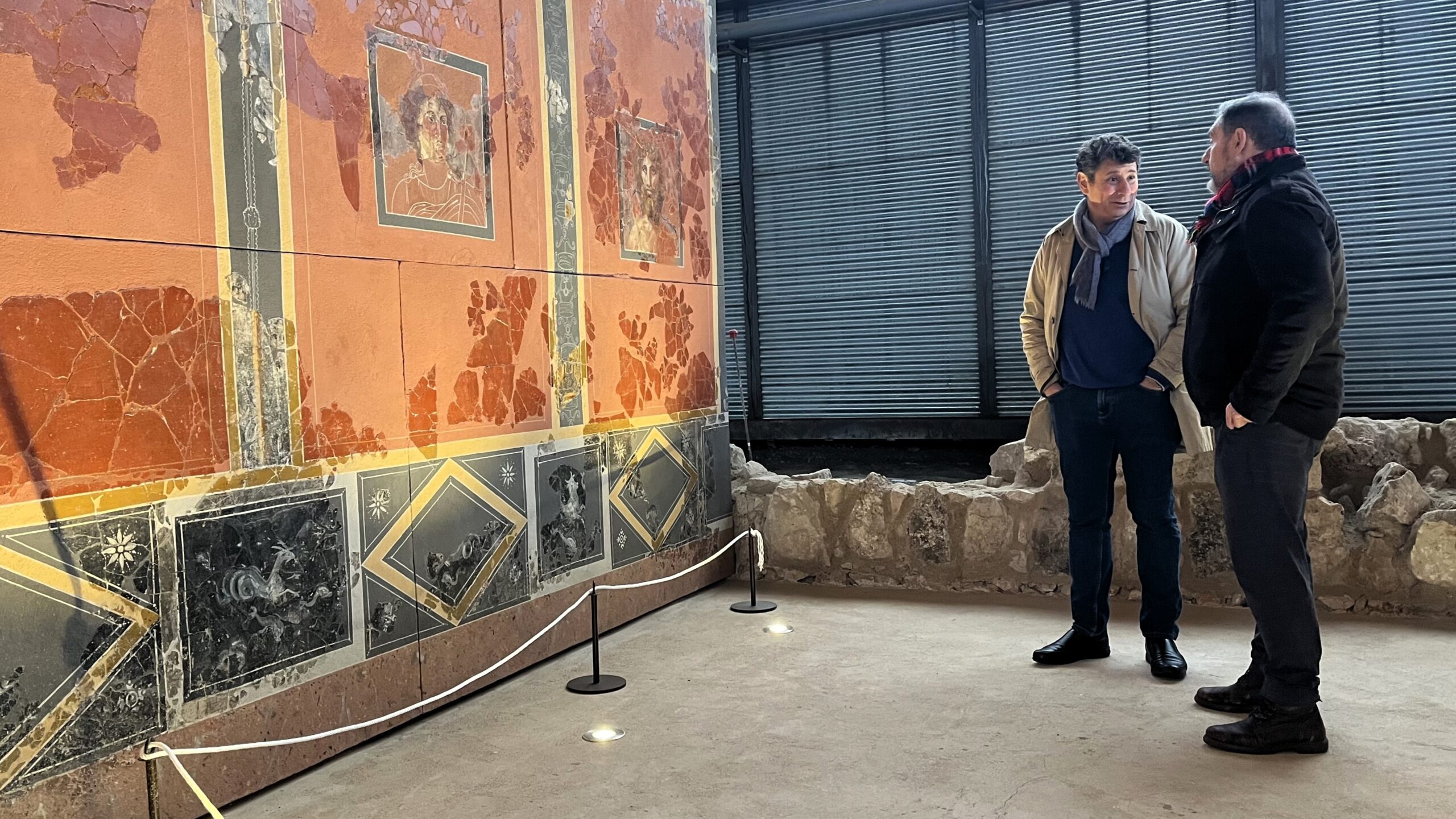 Inician Recorridos Guiados por la Casa de los Grifos para Admirar Murales Míticos en Complutum