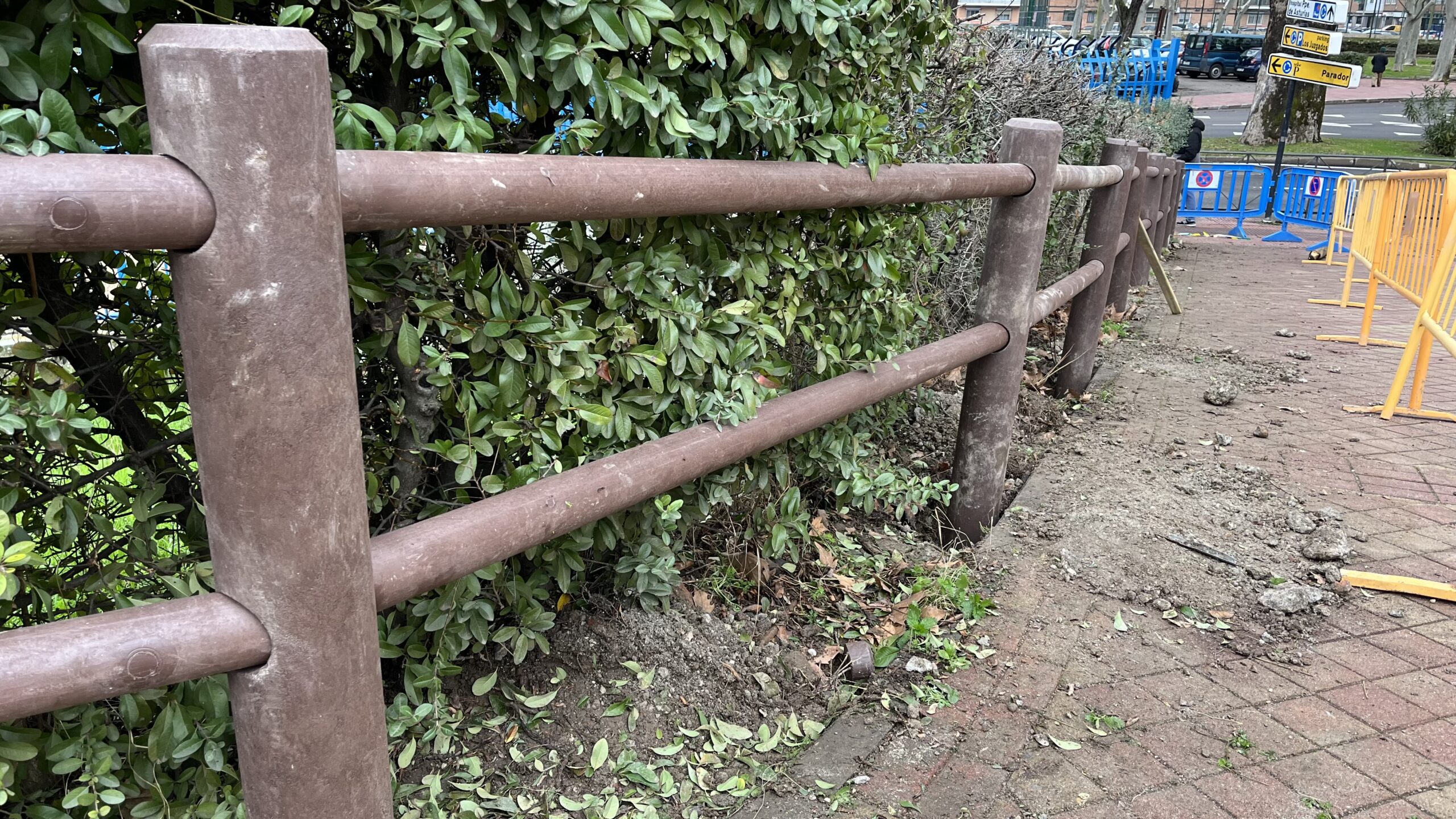 Inician las obras para renovar el vallado del paseo del río Henares en Nueva Alcalá