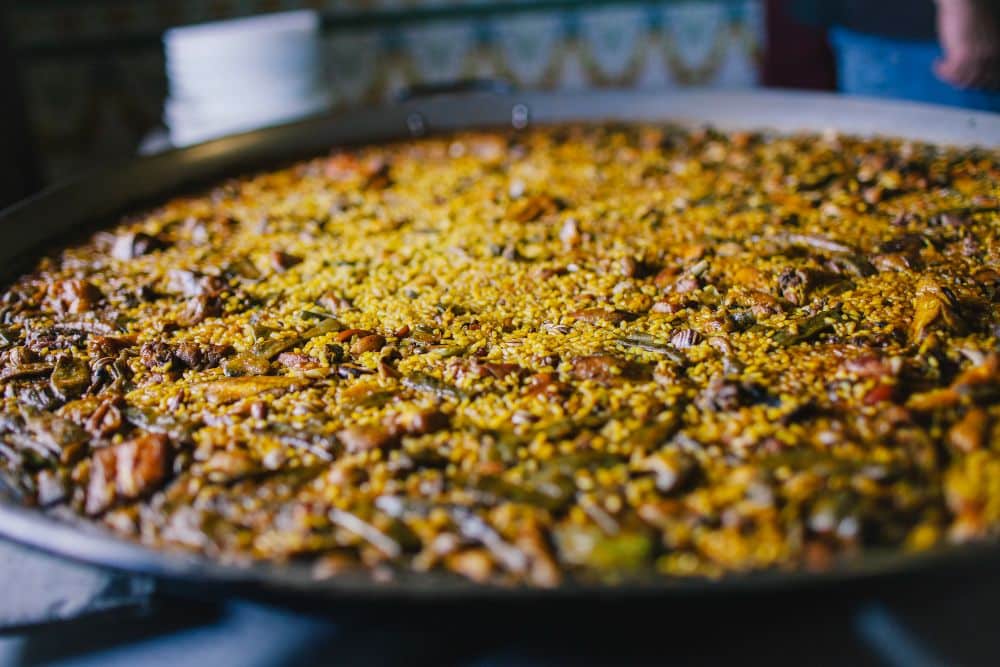 La Paella: Un Reflejo de la Vida Moderna Más Allá de las Estadísticas