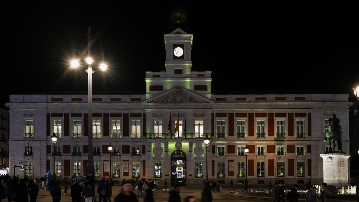 La Real Casa de Correos se tiñe de verde en apoyo al Día Mundial del Cáncer en Vías Biliares en Madrid
