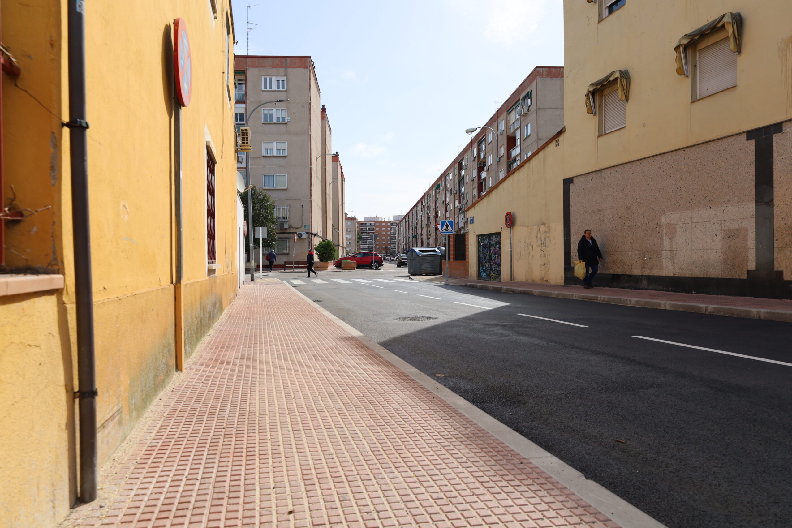 Mejoras en la calle Tuy: Aumento en la accesibilidad peatonal y seguridad vial gracias a la ampliación de aceras.