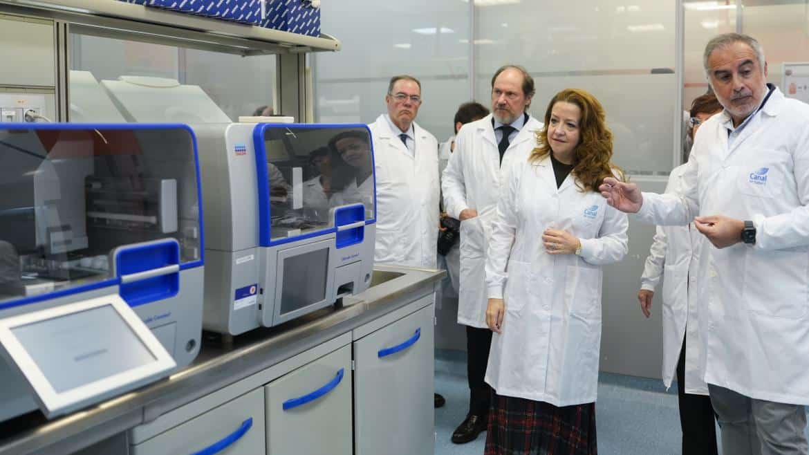 La consejera Fátima Matute en el Laboratorio de Aguas Depuradas del Canal de Isabel II
