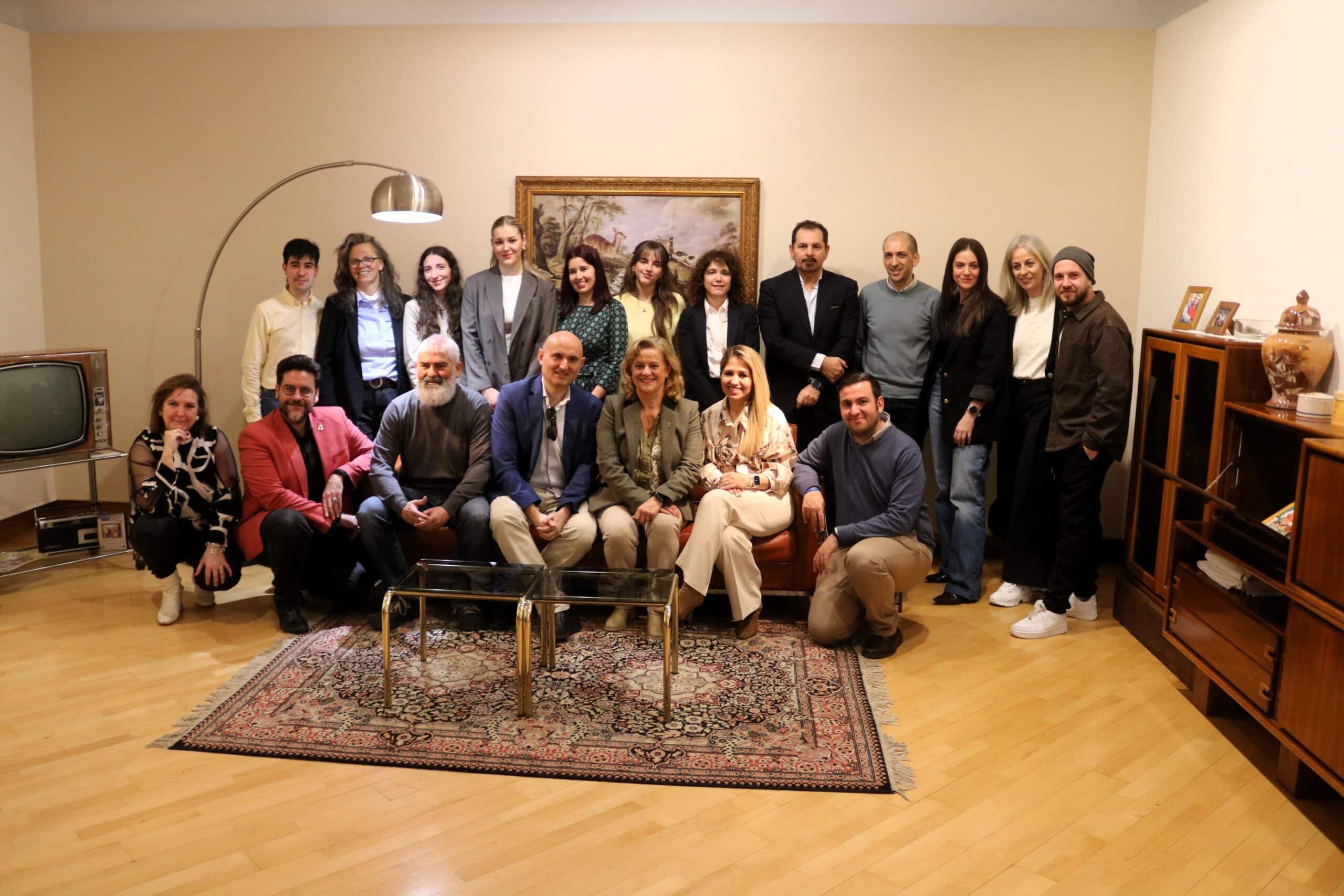 Recorre los icónicos escenarios de ‘Cuéntame cómo pasó’ en una nueva exposición inmersiva en Alcalá de Henares