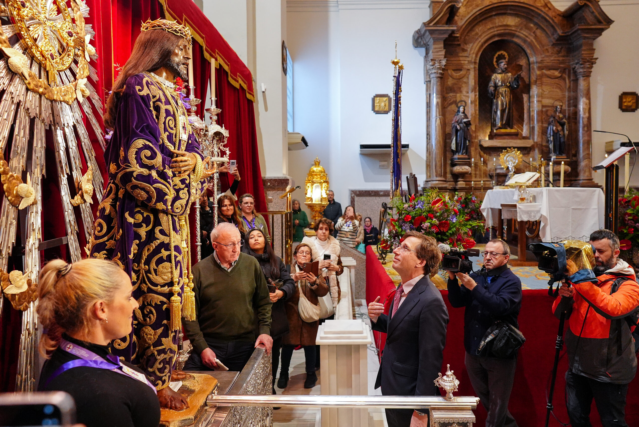 Almeida Lleva Esperanza al Cristo de Medinaceli en Momentos de Adversidad