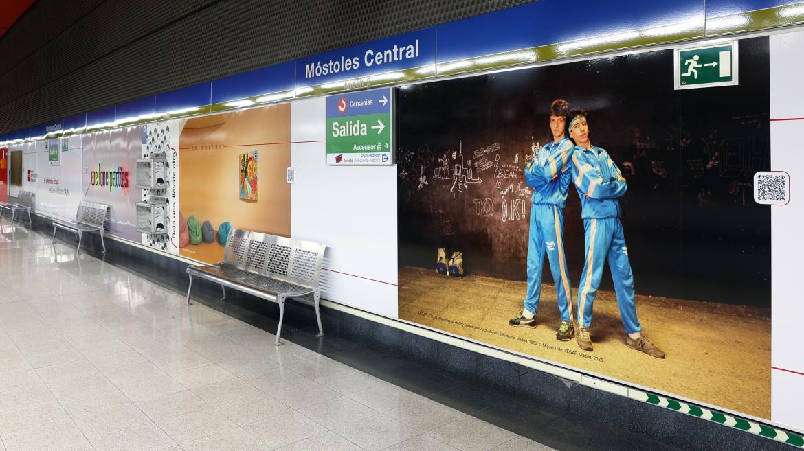 Decoración Artística Transforma la Estación de Metro Móstoles Central con Obras del CA2M en Madrid