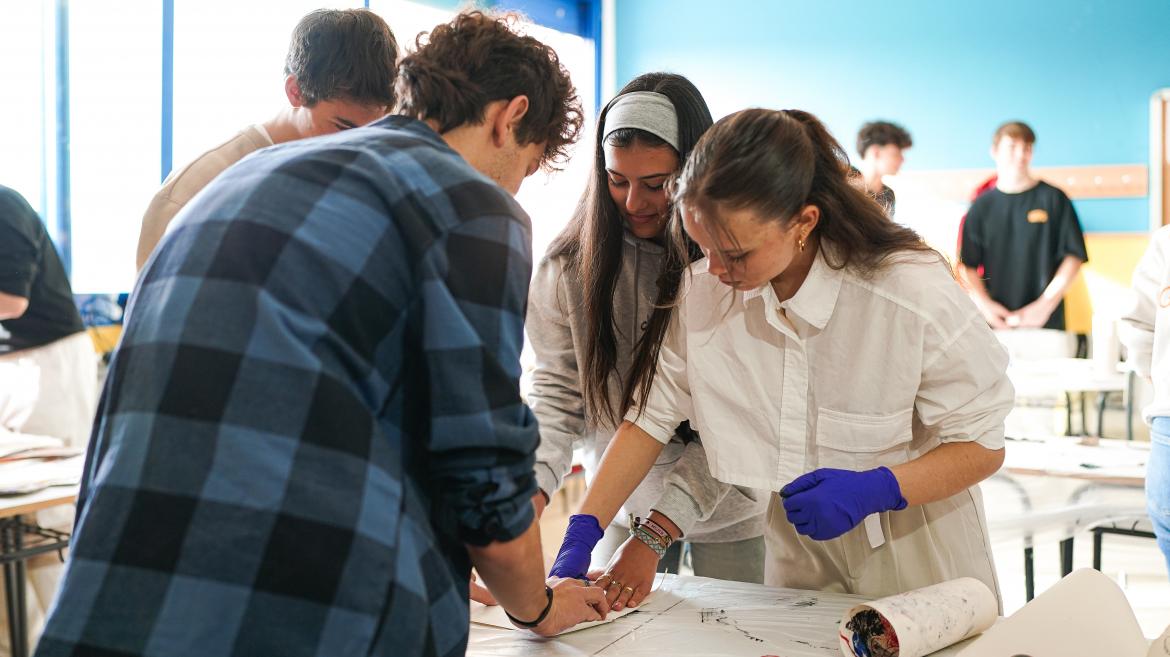 Díaz Ayuso Anuncia la Expansión del Programa de Secundaria en Colegios Públicos de Madrid para el Próximo Curso