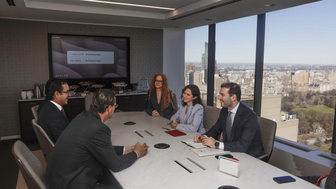 Díaz Ayuso Destaca el Potencial de Madrid en Centros de Datos, Energía y Ciberseguridad ante Apollo Global Management