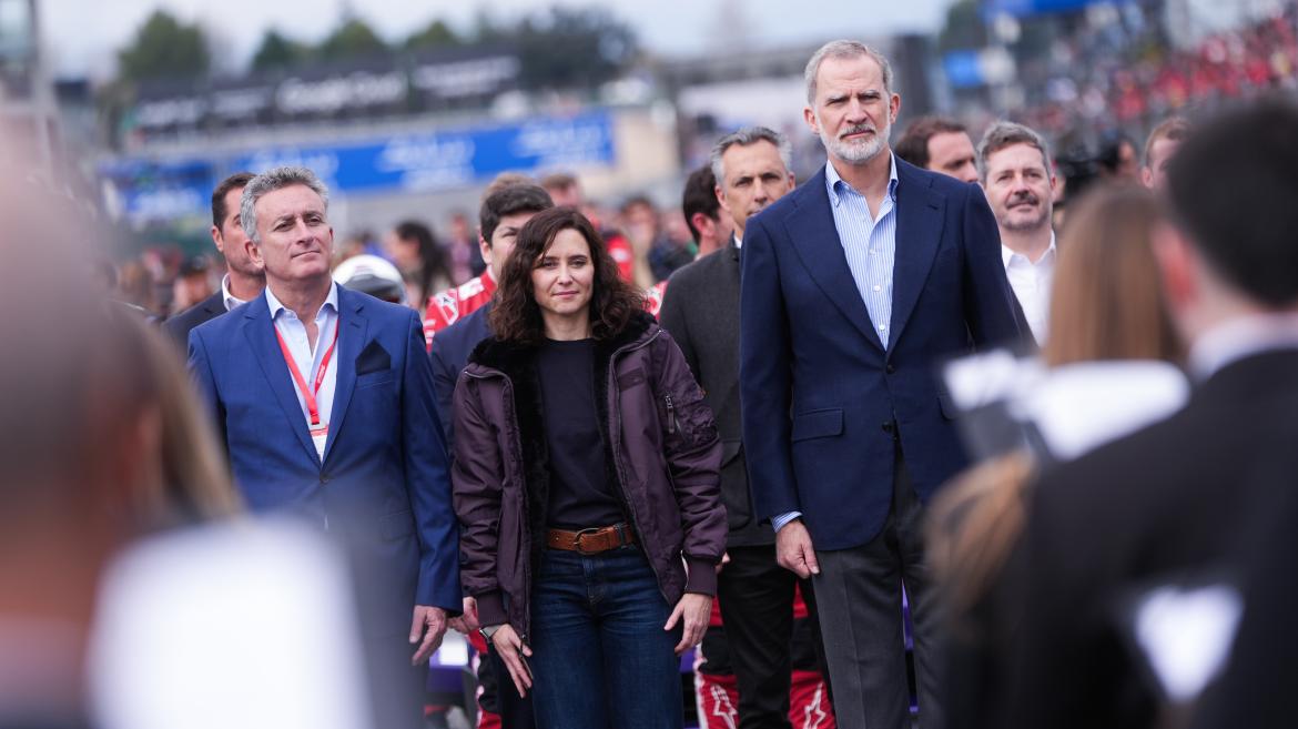 Díaz Ayuso y el Rey Felipe VI Presencian la Inaugural Carrera de Fórmula E en España