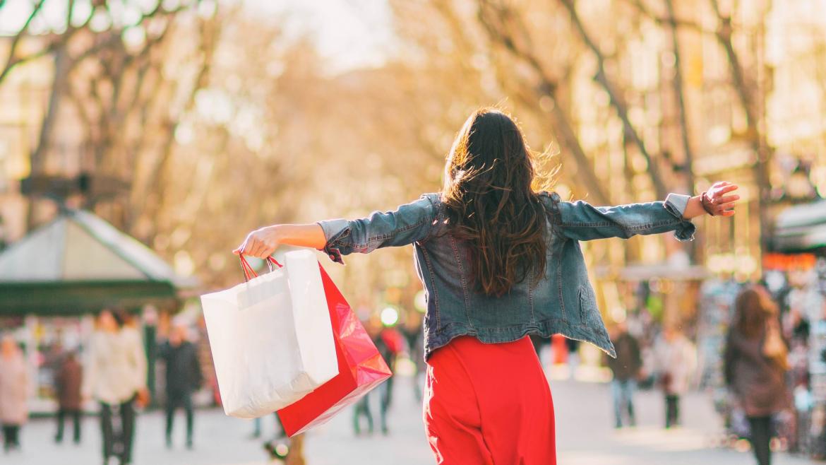 mujer con bolsas de compras
