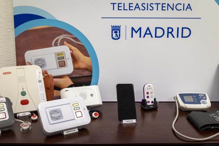 El Ayuntamiento de Madrid utilizará IA para realizar 377,000 llamadas y detectar la soledad no deseada en personas mayores.
