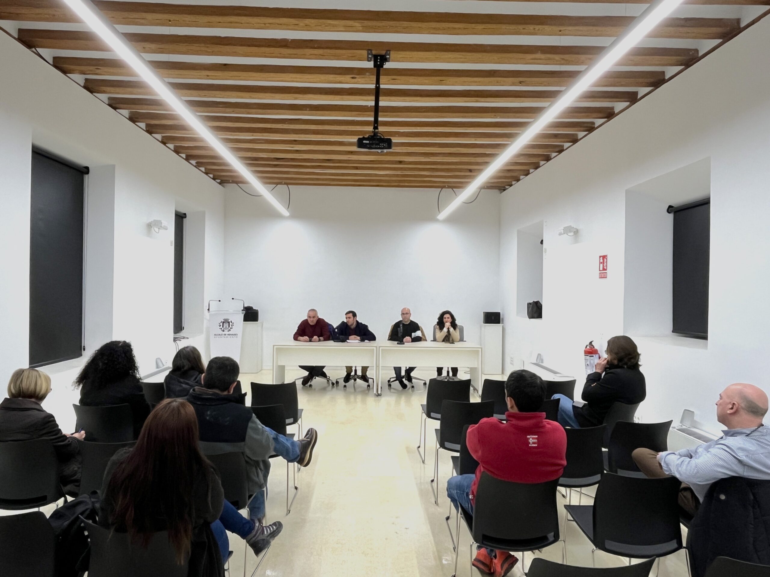 El Ayuntamiento informa a los comerciantes de la calle Mayor sobre las obras de reparación del pavimento programadas para después de Semana Santa.