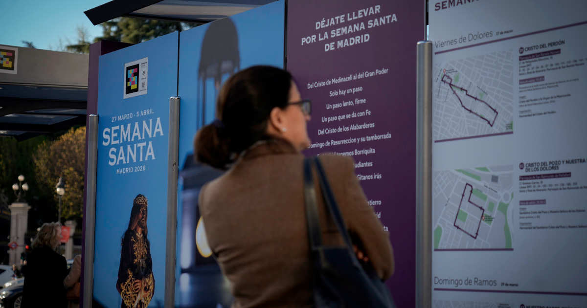 El Ayuntamiento personaliza marquesinas para promover el uso de autobuses EMT durante la Semana Santa