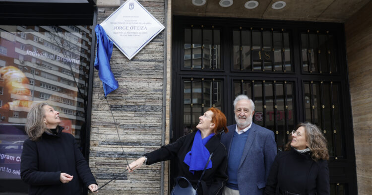 El Distrito de Salamanca Rinde Homenaje al Escultor Jorge Oteiza con una Placa Conmemorativa