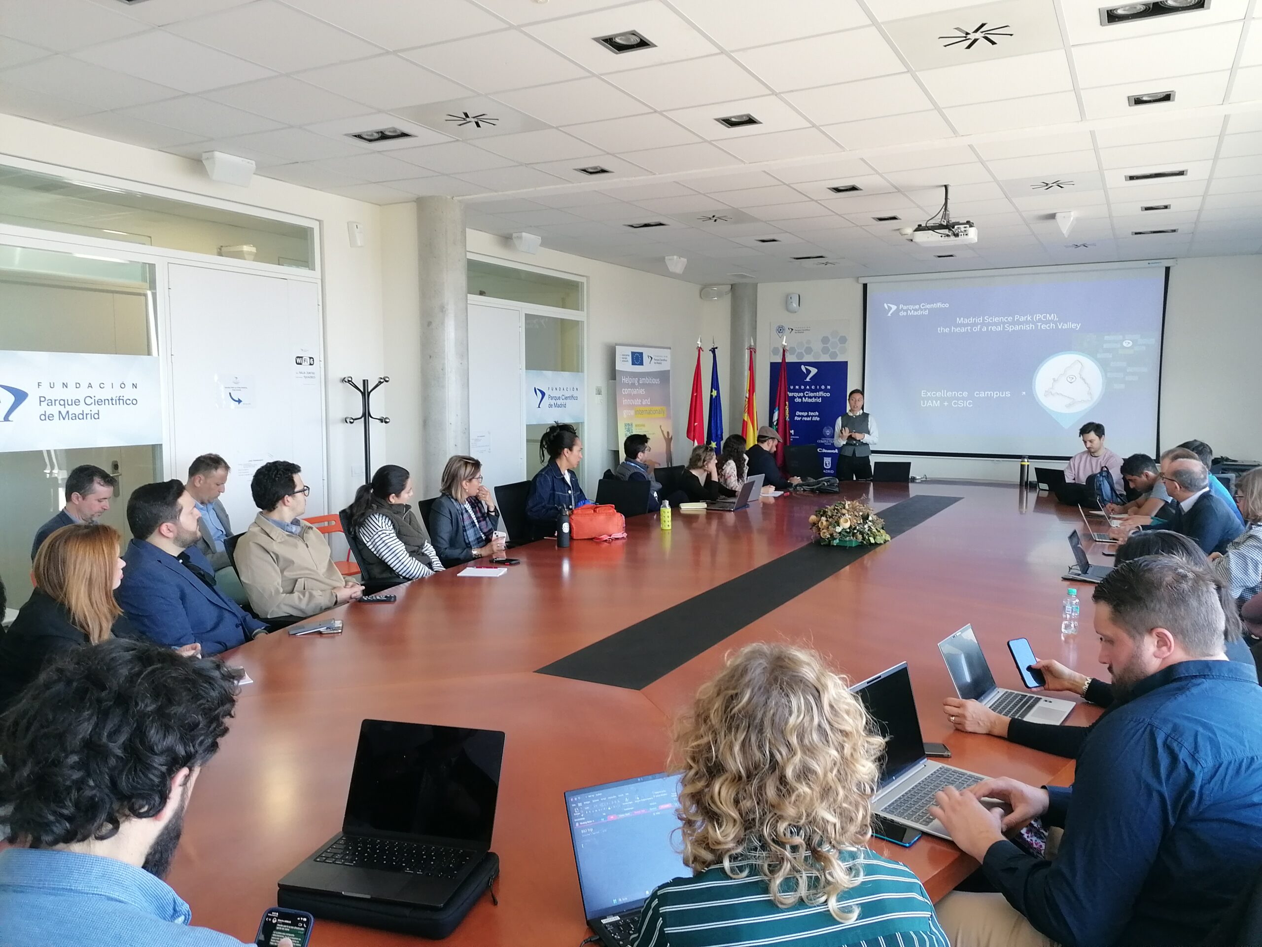 El Parque Recibe a Delegación Internacional del D4D Hub para Impulsar la Innovación Digital