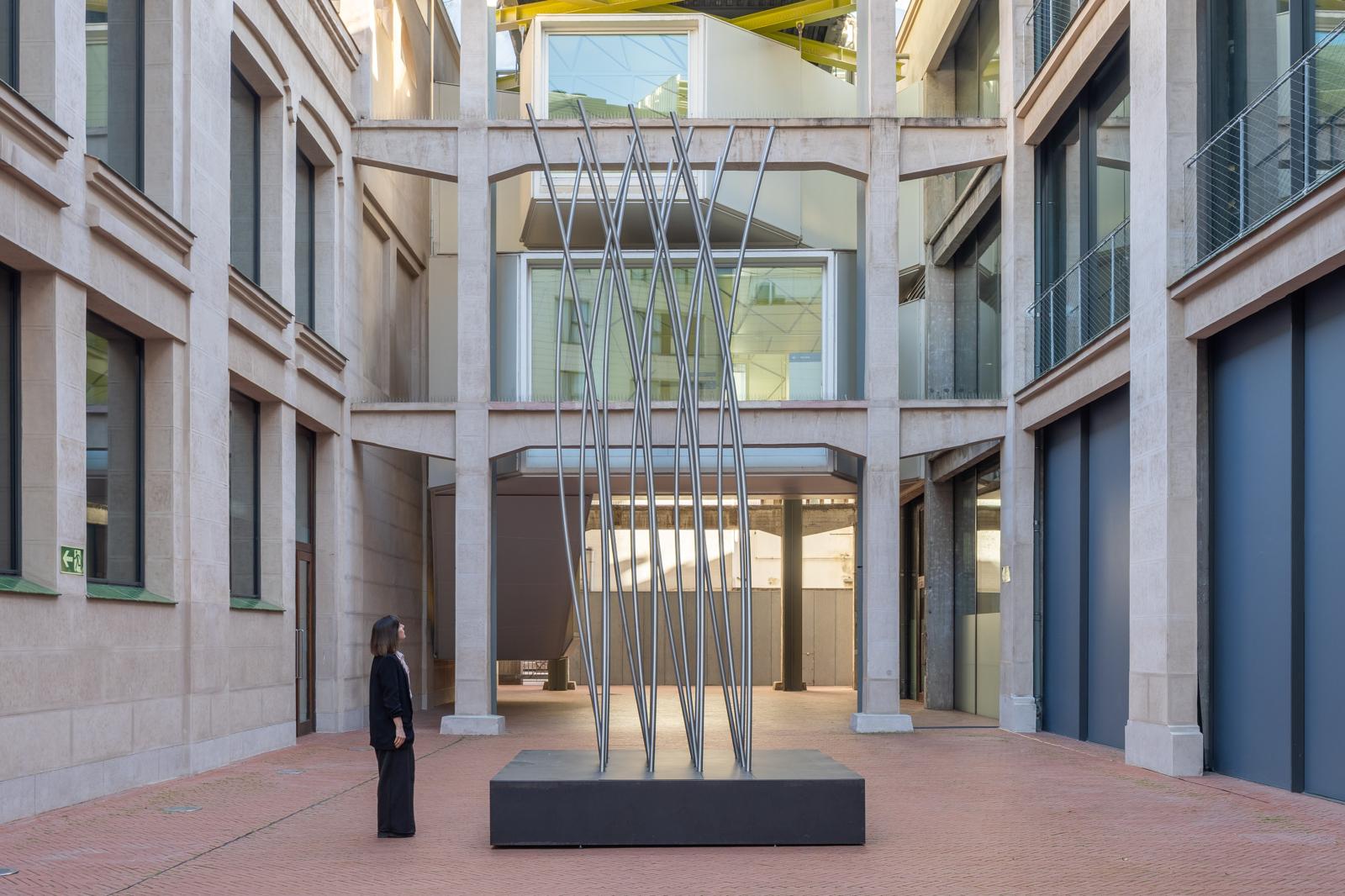 Escultura Cinética de Cinco Metros del Artista SpY Deslumbra en el Atrio Central de la Serrería Belga