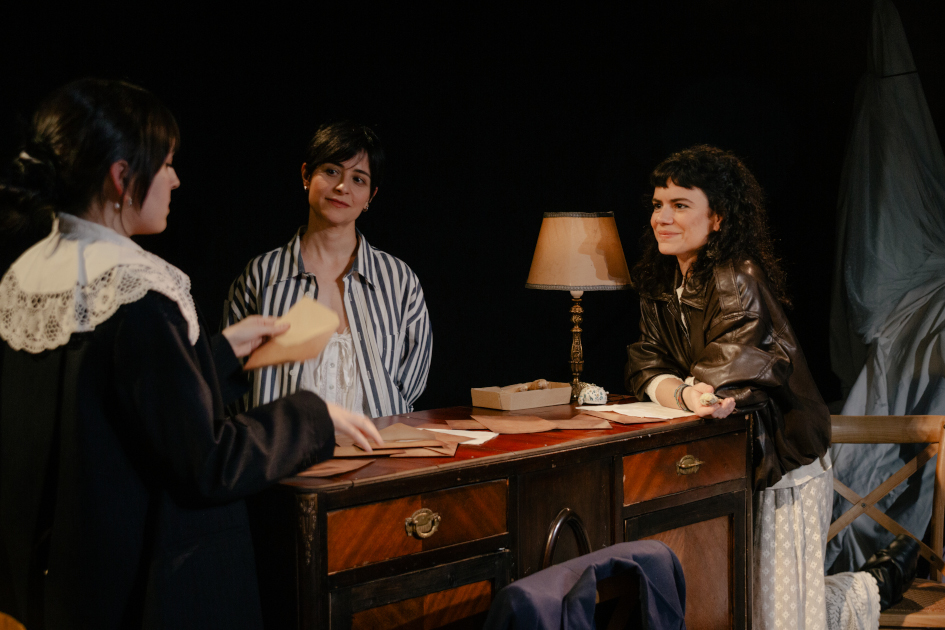 Estreno en el Teatro Español: ‘Cartas de mujeres’, una conversación entre memoria y presente