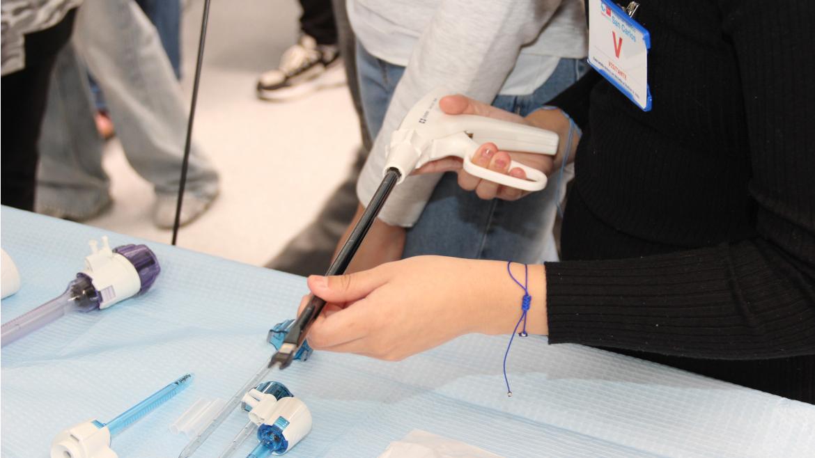 Estudiantes de 4º ESO Exploran el Mundo de las Profesiones Sanitarias en el Hospital Clínico San Carlos