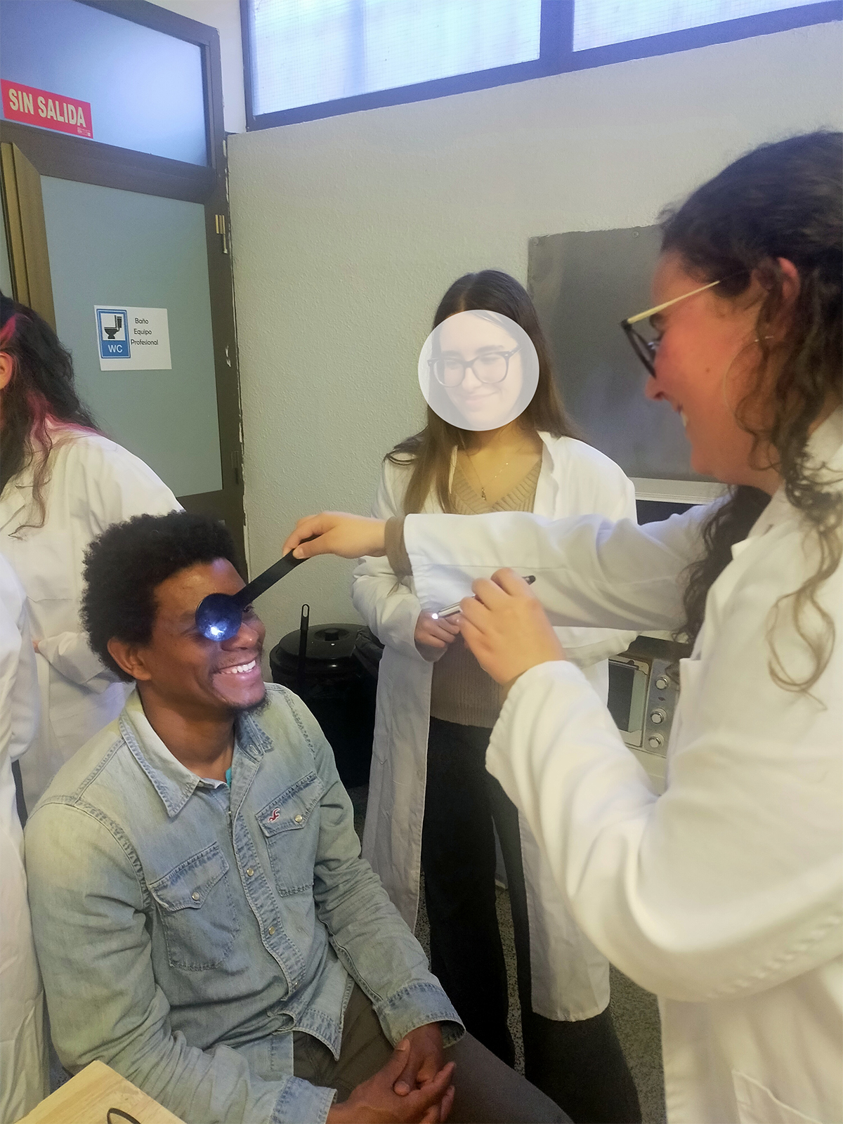 Estudiantes en óptica aplican conocimientos en talleres sobre salud visual y hábitos digitales