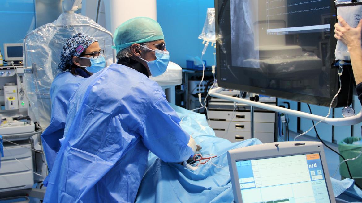 El doctor Pérez Castellanos en un procedimiento