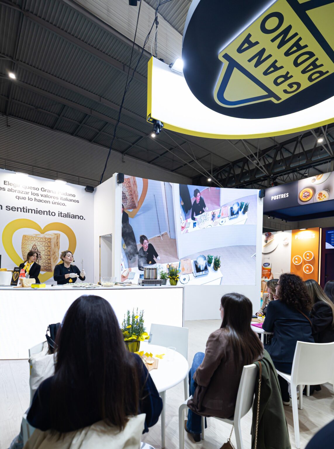 Grana Padano: Un Viaje Sensorial que Enamora en Alimentaria con Exhibiciones Impactantes