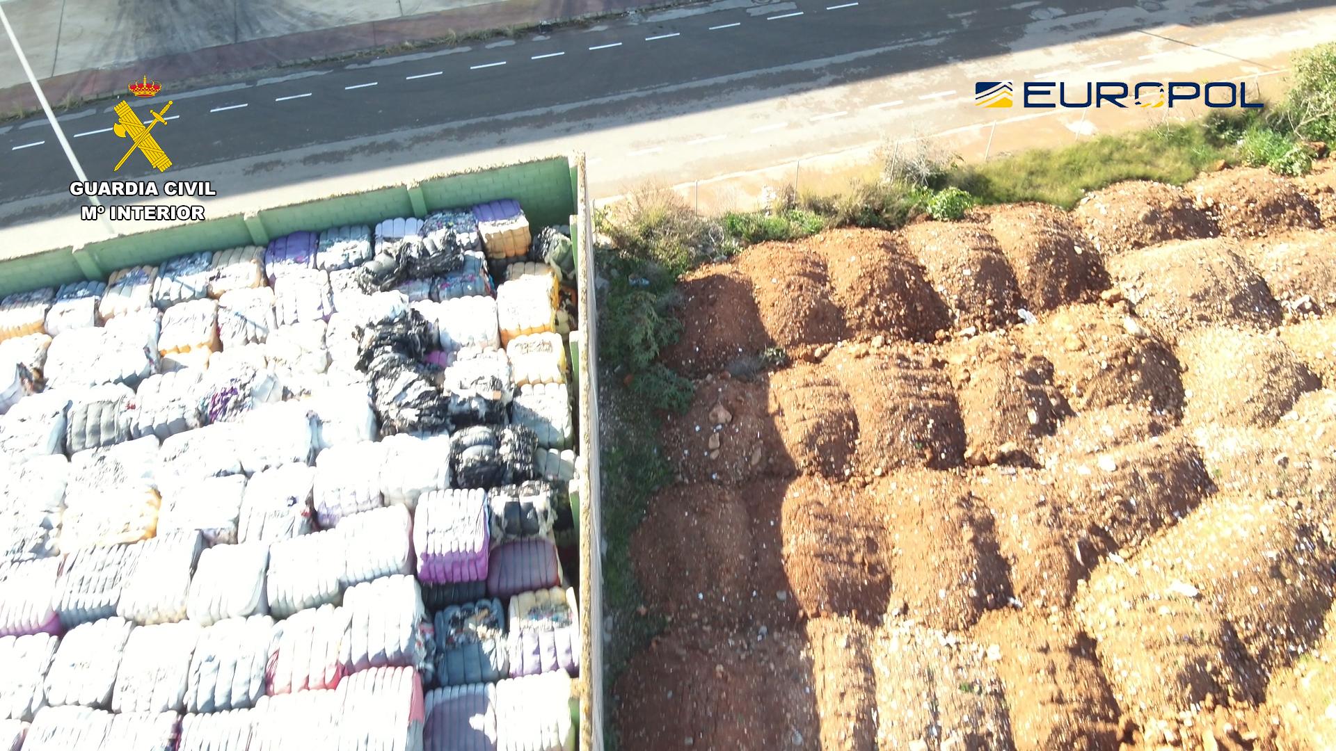 Guardia Civil y Europol lideran una operación internacional contra la contaminación y el tráfico ilegal de residuos con cientos de detenidos