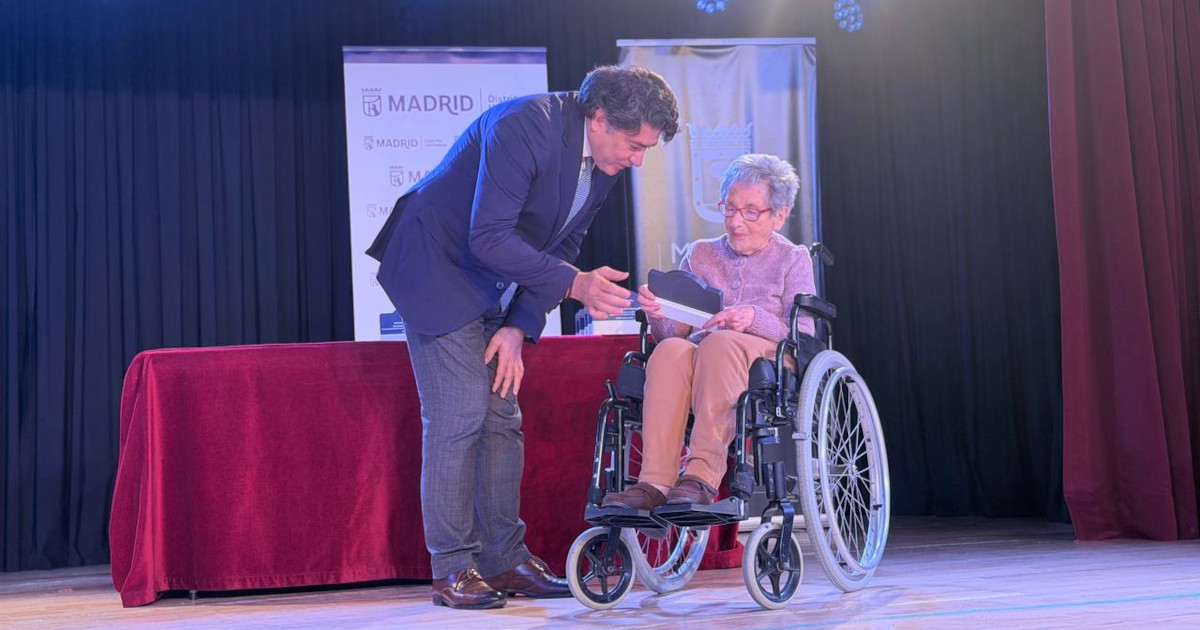 Hortaleza honra a once vecinos centenarios y cuidadores mayores