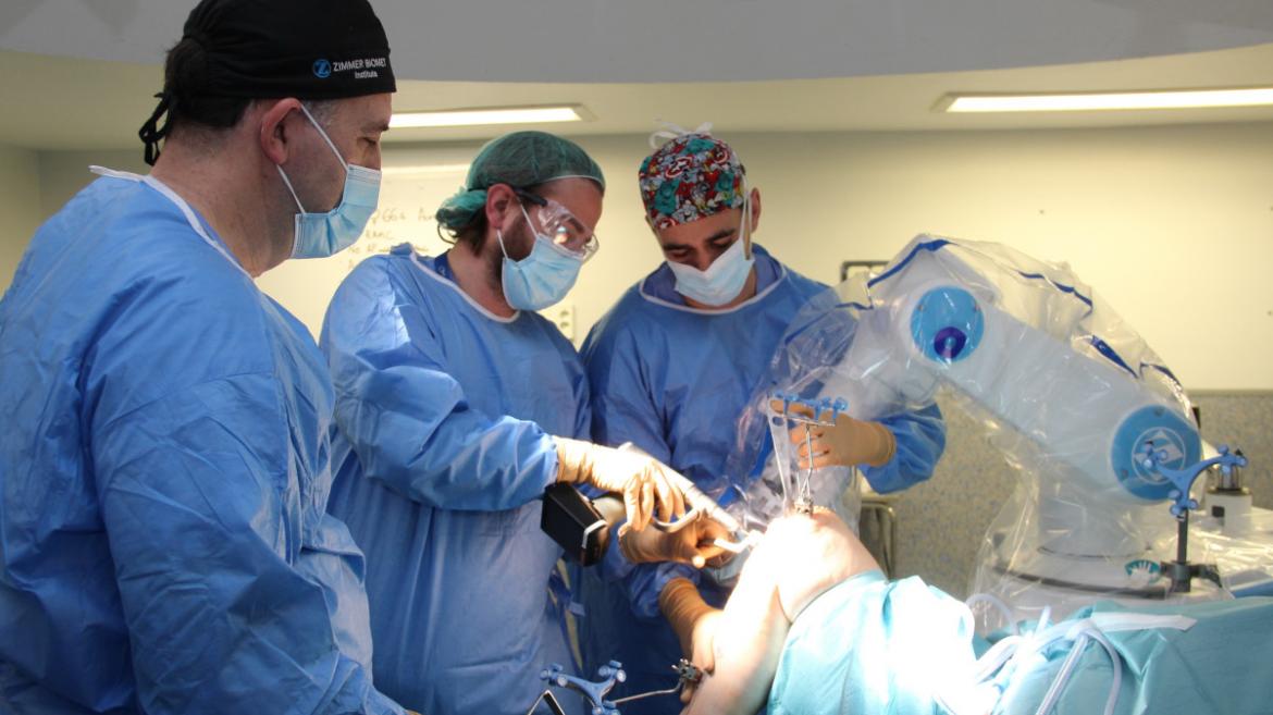 Hospital Clínico San Carlos Revoluciona la Cirugía con Implantación Robótica de Prótesis Parciales de Rodilla