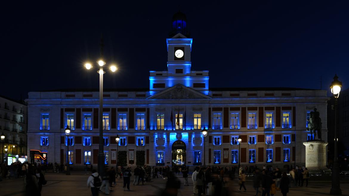 Iluminación Azul en la Real Casa de Correos en Honor al Día Mundial del Riñón