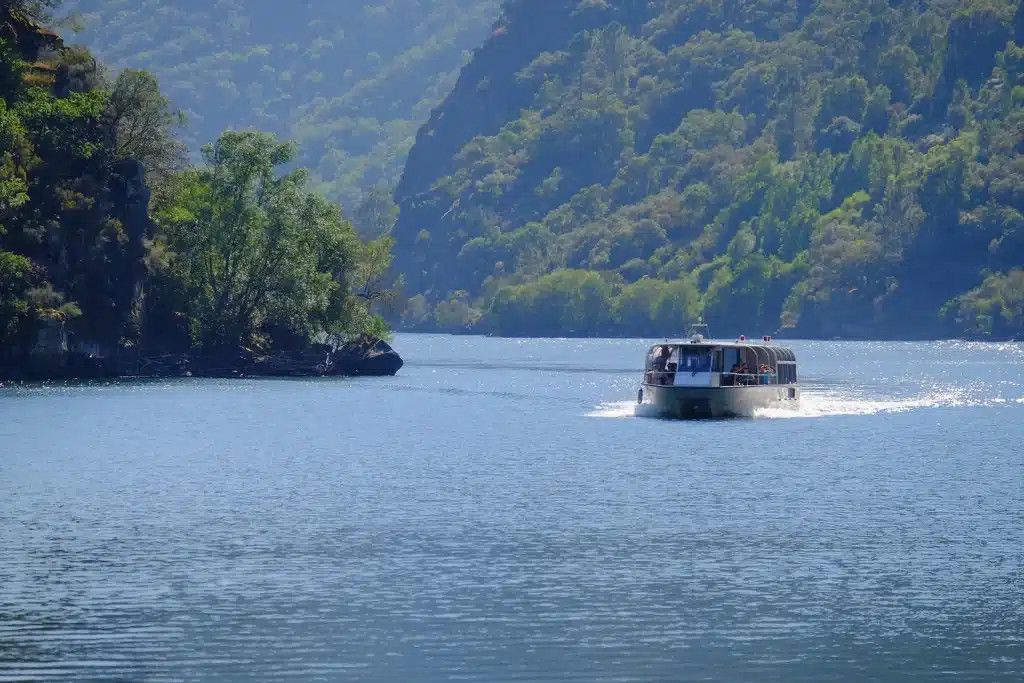 Inicio de la Temporada 2026 de Catamaranes en el Río Sil: 6.000 Reservas Confirmadas y una Innovadora Experiencia Cultural