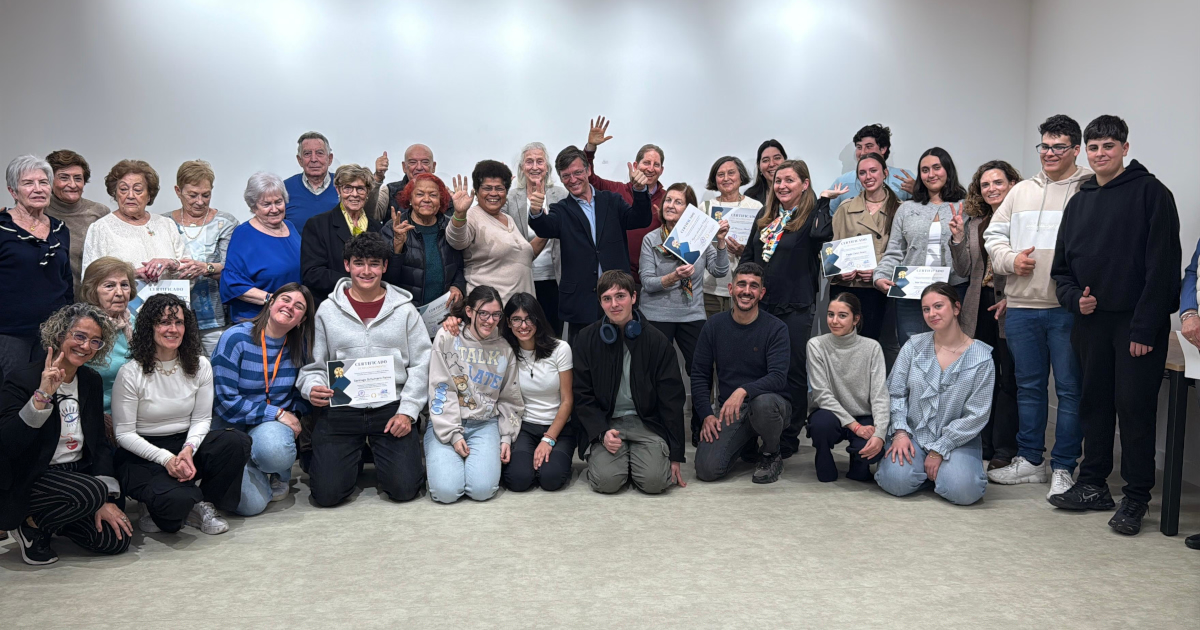 Jóvenes de Fuencarral-El Pardo Imparten Talleres de Habilidades Digitales a Personas Mayores del Distrito