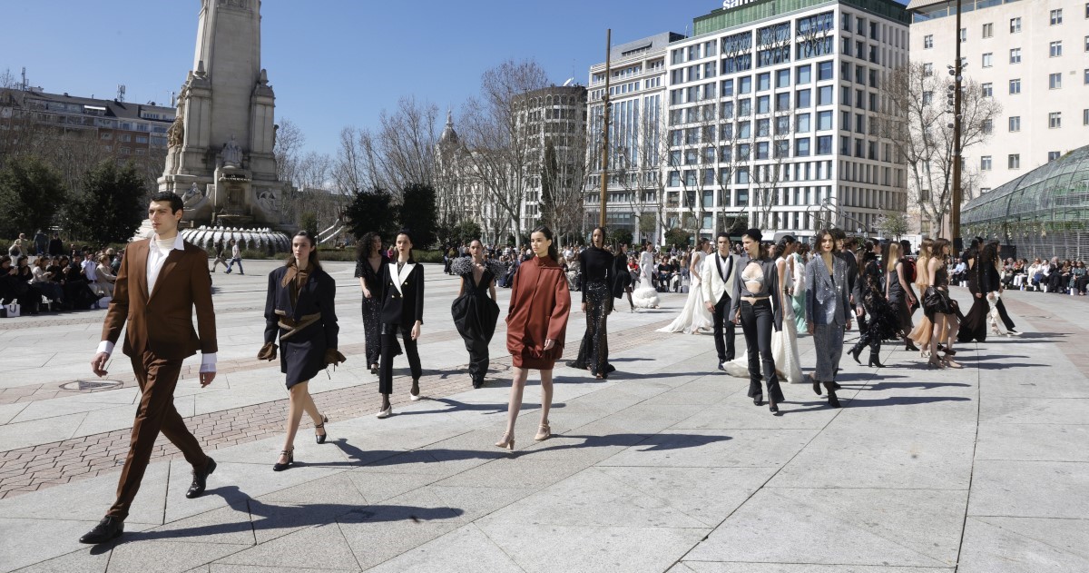 La Plaza de España se convierte en el epicentro de la moda de autor con el desfile inaugural de la nueva Semana de la Moda en Madrid