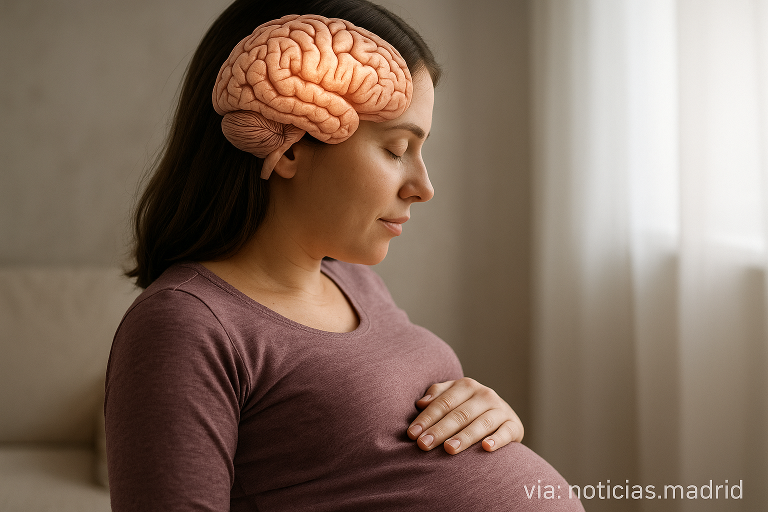 Mujer embarazada de perfil con la mano en el vientre y una superposición translúcida de un cerebro iluminado sobre su cabeza.