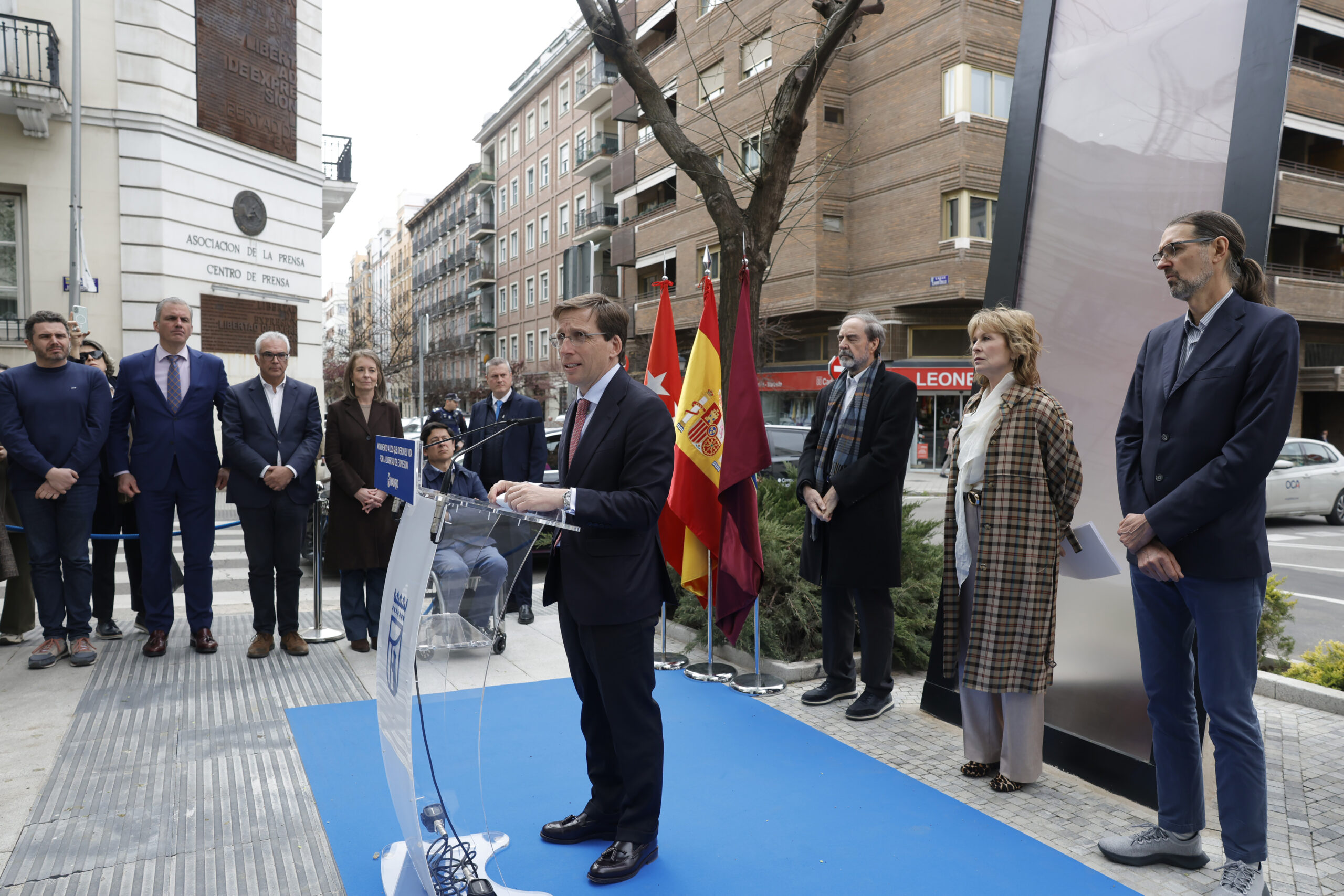 Madrid honra a los mártires de la libertad de expresión con emotivo tributo.
