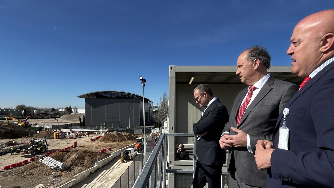 El consejero Miguel López-Valverde durante la visita