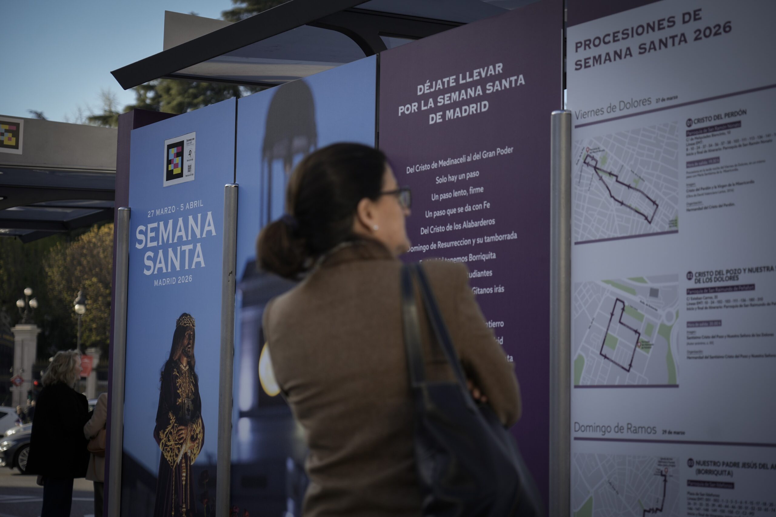 Marquesinas personalizadas del Ayuntamiento promueven el uso de EMT Madrid para las procesiones de Semana Santa